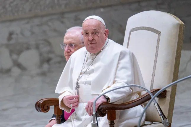 El Papa Francisco ahora representa una leve insuficiencia renal, permanece en un estado crítico