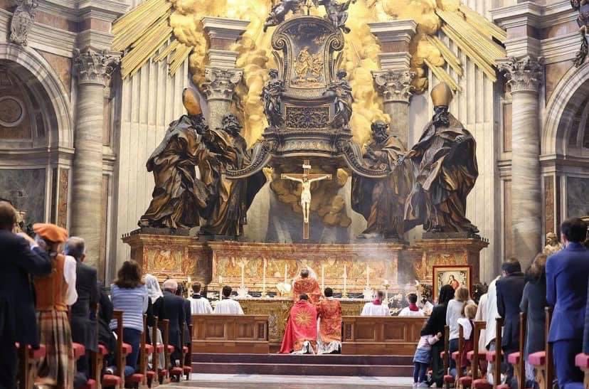 Hombre profanó altar de la basílica de San Pedro