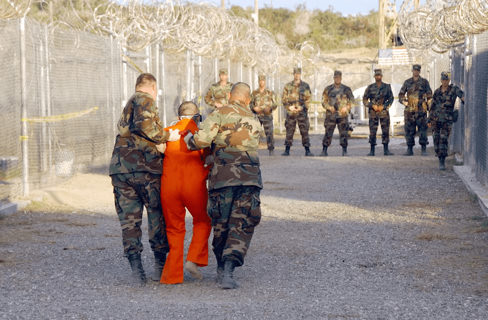 "Nadie merece ser arrojado a un sistema creado para eliminarlos": Express en Guantánamo