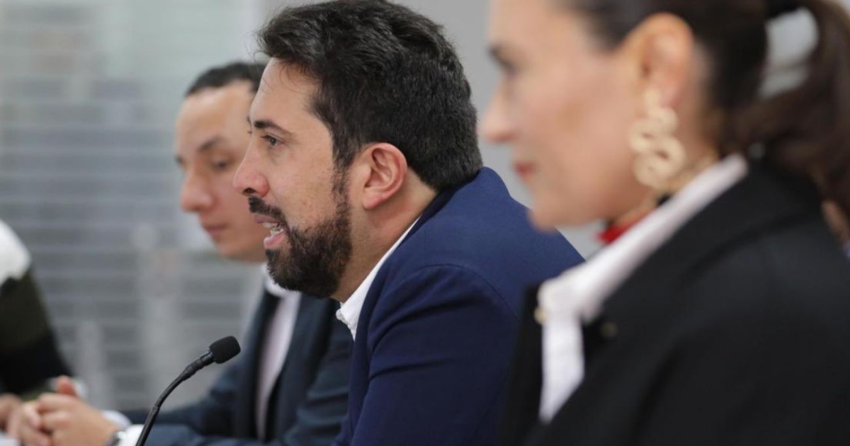 Describen la partida de Minhaciend como "noticias negativas"