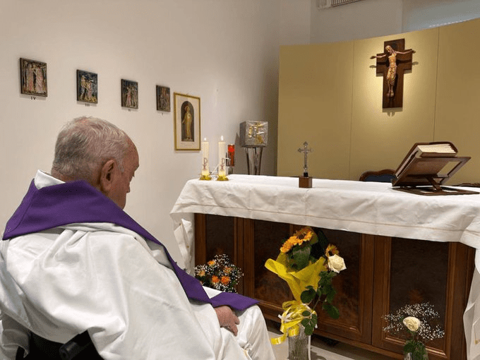 El Vaticano extiende la primera foto del Papa de su hospitalización