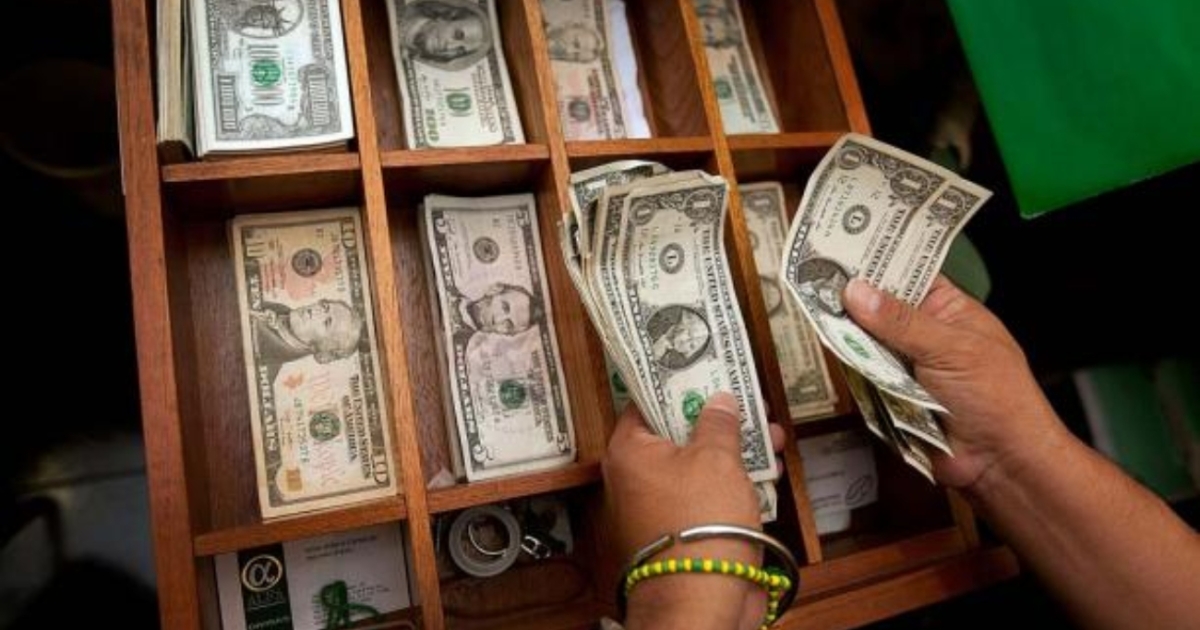 El dólar cierra la semana con una tendencia hacia abajo