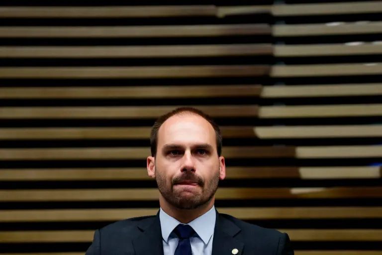 El hijo de Bolsonaro deja su lugar como diputado y anuncia que permanecerá en los Estados Unidos.