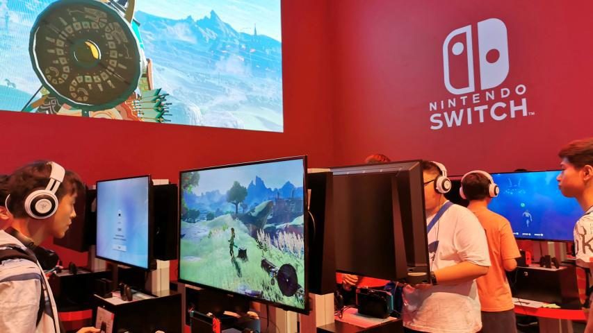 Cientos de personas se estrenan Nintendo Switch 2 en París