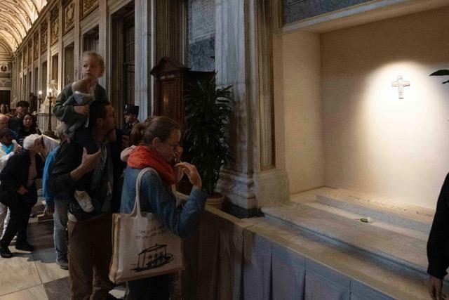 Cientos de personas visitan la tumba del Papa Francisco esperando un cónclave