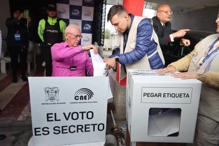 Ecuador de voz en medio de la violencia criminal sin precedentes: matar por hora