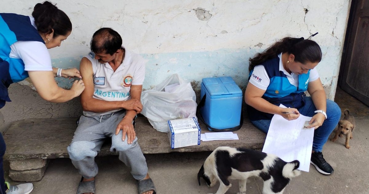 Están buscando una tarjeta de vacuna durante la Semana Santa.