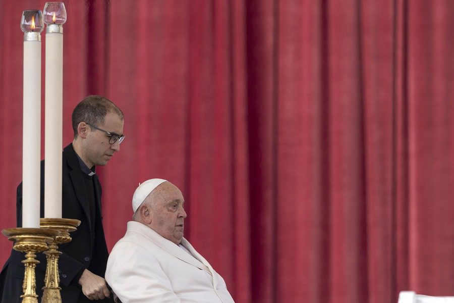 Pope todavía se mejora mientras su 'aislamiento' está en Santa Marta