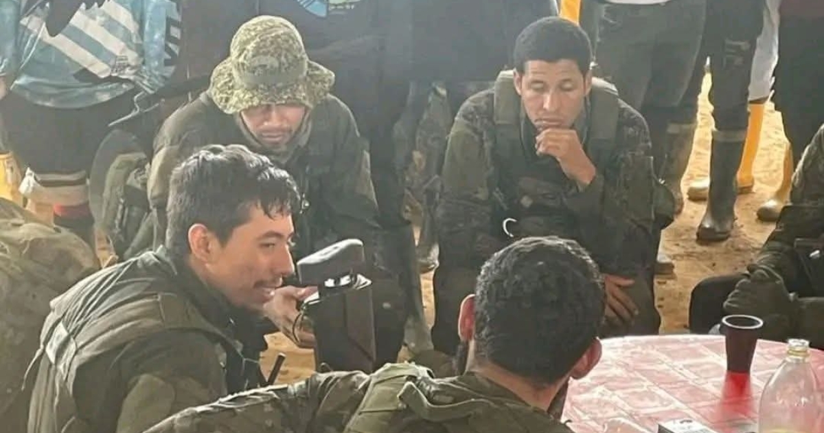 8 El ejército secuestró a las comunidades en lo estrecho