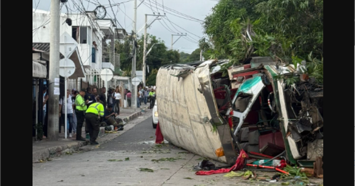 El autobús cruzó a varias personas y volcó, en Barranquill