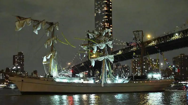 El barco escolar mexicano Cuauhtémoc enfrenta contra el puente en Brooklyn: Dos personas estaban muertas