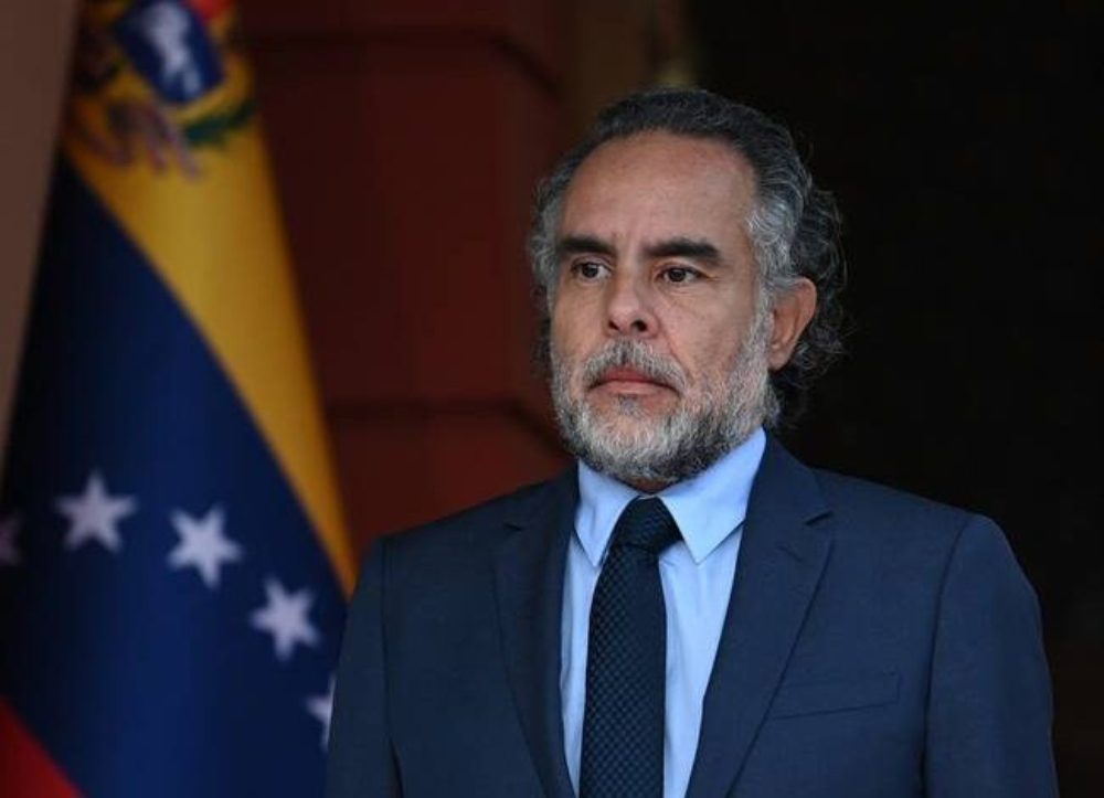 El ministro colombiano conducirá al "fraude" de la jueza de senado para la cirugía de asesoramiento popular