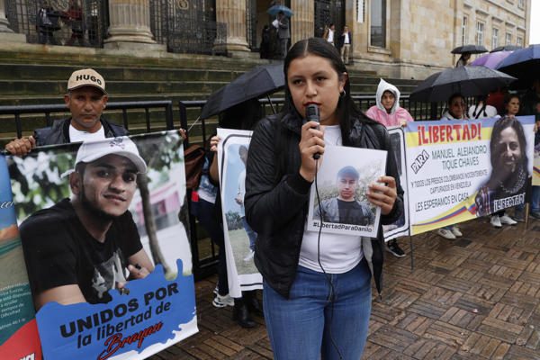 Familias colombianas arrestadas en Venezuela pidiéndole a Peter que intervenga por su liberación