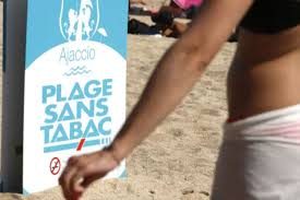 Francia rebotará de julio a fumadores en áreas con niños, como playas y parques