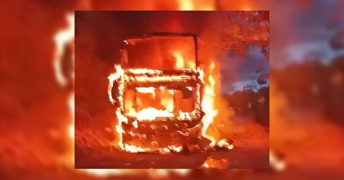Hombres armados que queman un autobús con un barco militar en Caquetá