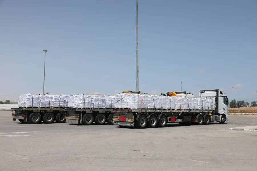 Las autoridades israelíes dicen que 83 camiones de ayuda ingresaron a Gaza el viernes