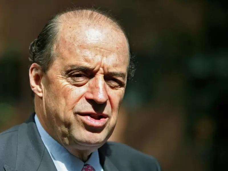 Leyva dijo que Petro puso "con una carne de armas" y fue amenazado por extraños