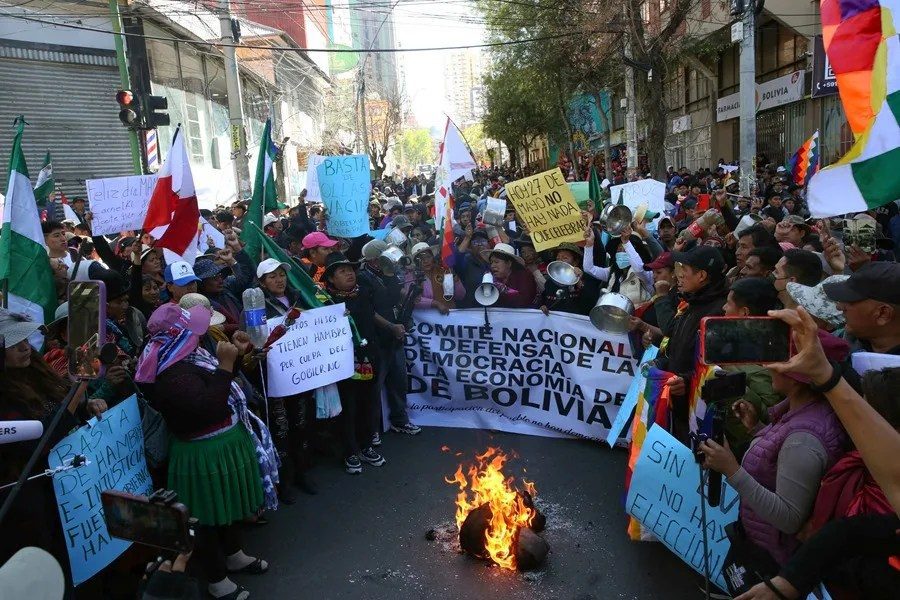 Los seguidores aquí Morales chocan con la policía en el tercer día de protesta en Bolivia