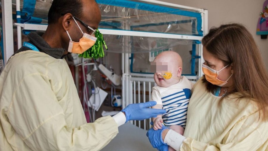 Niño, el primer paciente en el mundo en recibir un tratamiento personalizado de la edición genética