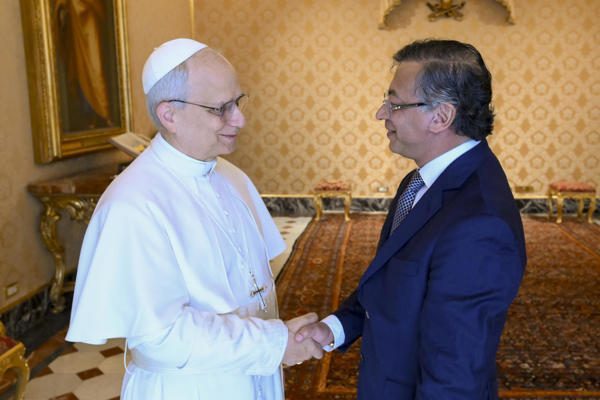 Petro evalúa continuar las negociaciones en tiempo de paz con ELN y propone al Vaticano como un lugar para el diálogo