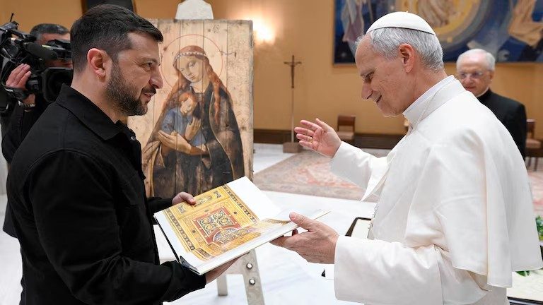 Pope recibe verde en el Vaticano en medio de los esfuerzos de negociación para poner fin a la guerra