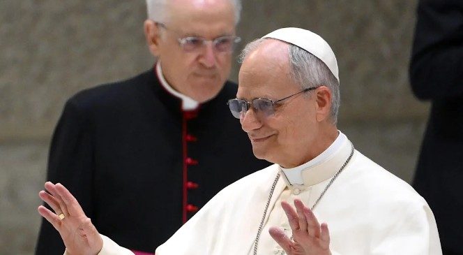Pope visita la sede de Augustinia en Roma para rezar y almorzar con ellos