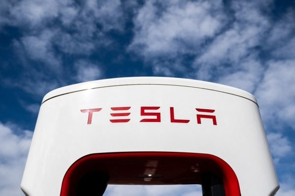 Tesla estudiando para ofrecer un nuevo paquete de acciones sobre acciones