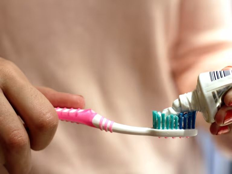 Advertencias del Ministerio de Salud sobre el uso de una pasta de dientes reconocida en Venezuela