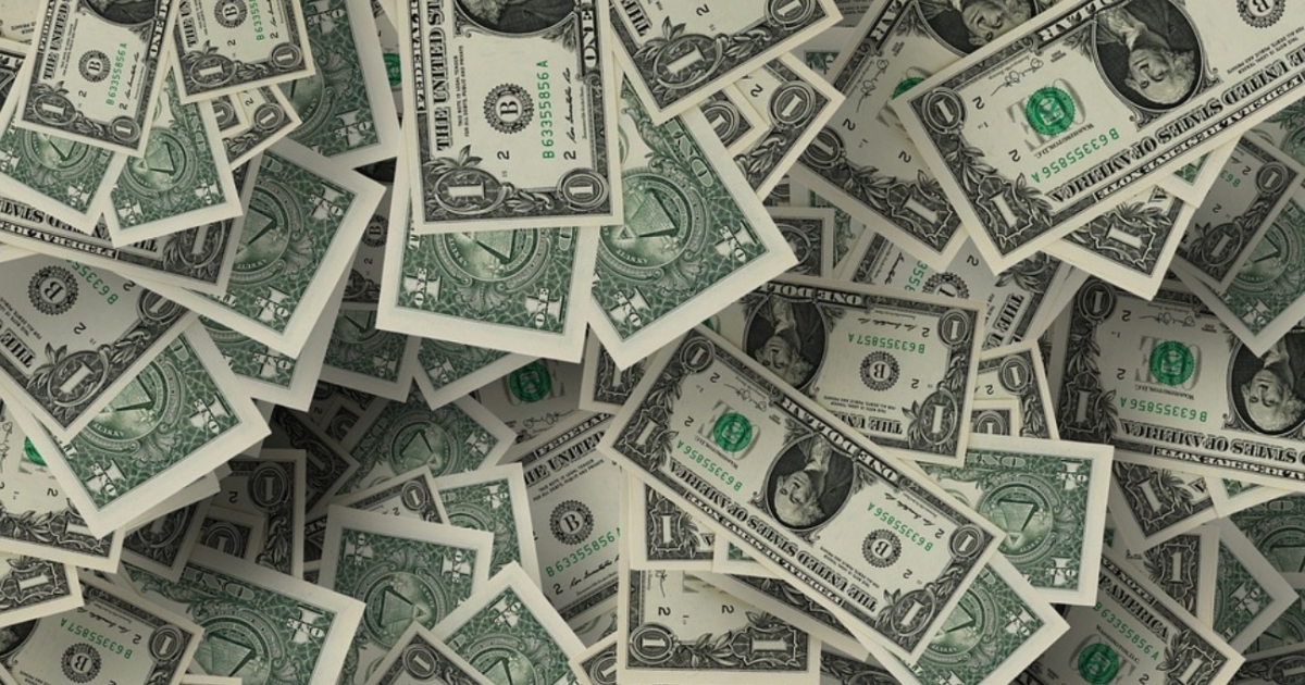 Brote de dólar después de una suspensión de la regla fiscal