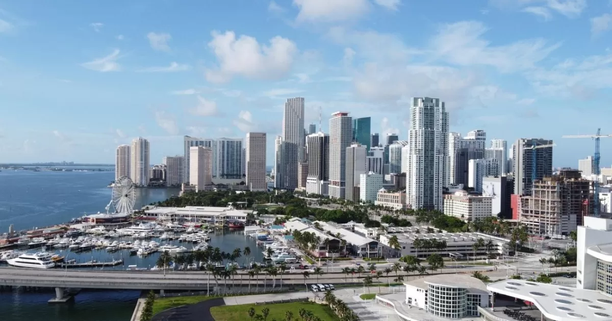 Cómo invertir en bienes raíces en Miami desde Colombia