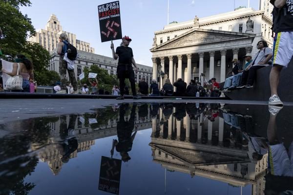 Docenas fueron arrestados en protestas contra redadas en varias ciudades estadounidenses.