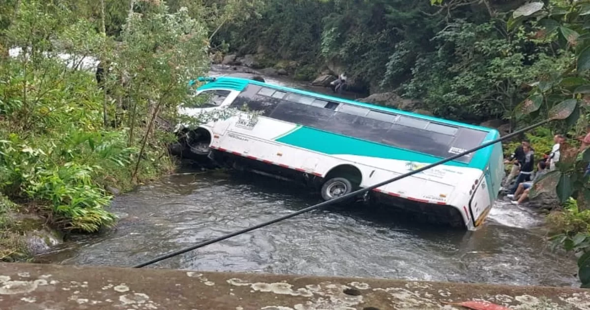 El autobús turístico fue al río Quindi: Informan 18 heridos