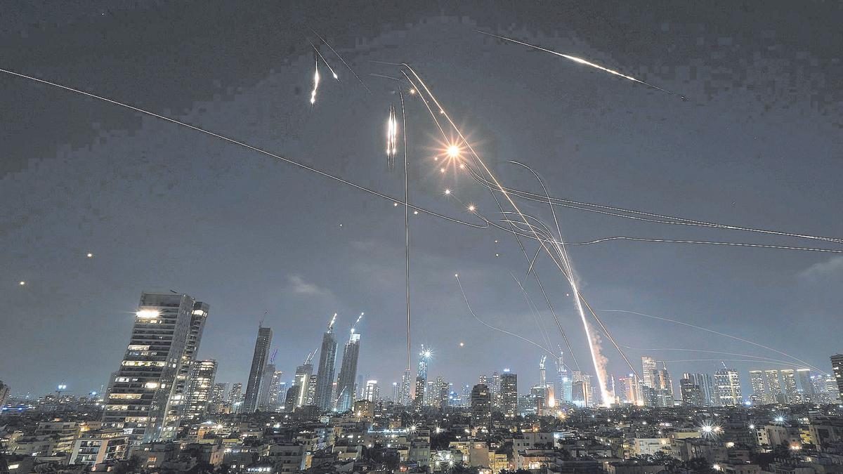 Irán disparó 200 misiles y 200 drones, e Israel respondió con 150 ataques, según un oficial