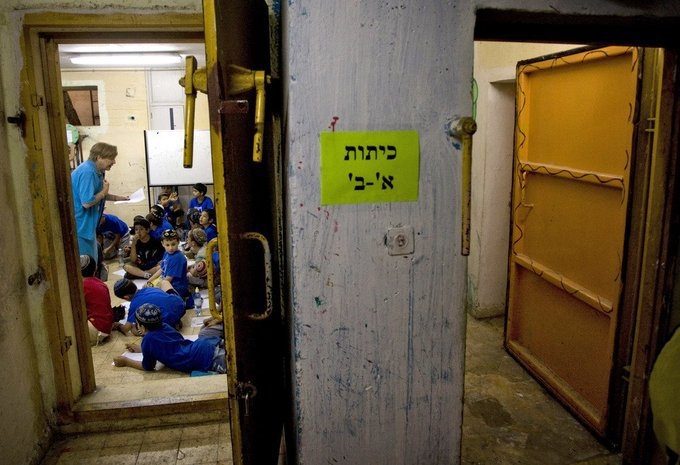 Israel relaja las medidas de seguridad y vuelve a abrir los centros de trabajo si tienen bunkers