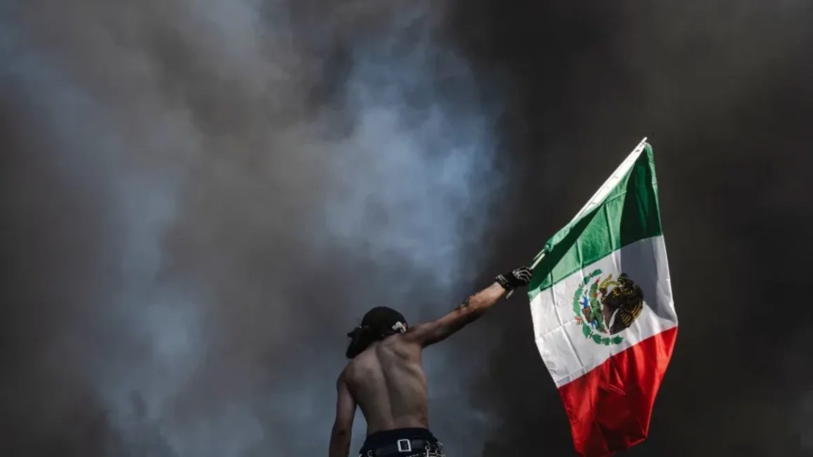 La bandera mexicana se convierte en un símbolo de protesta en Los Ángeles