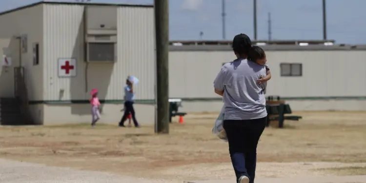 La pareja busca casarse con una prisión migratoria en los Estados Unidos para evitar la deportación.