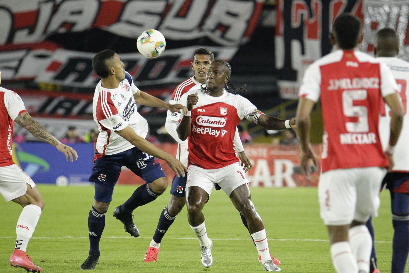 Santa Fe comienza los beneficios para las Finales: Historia con humo en Bogotá