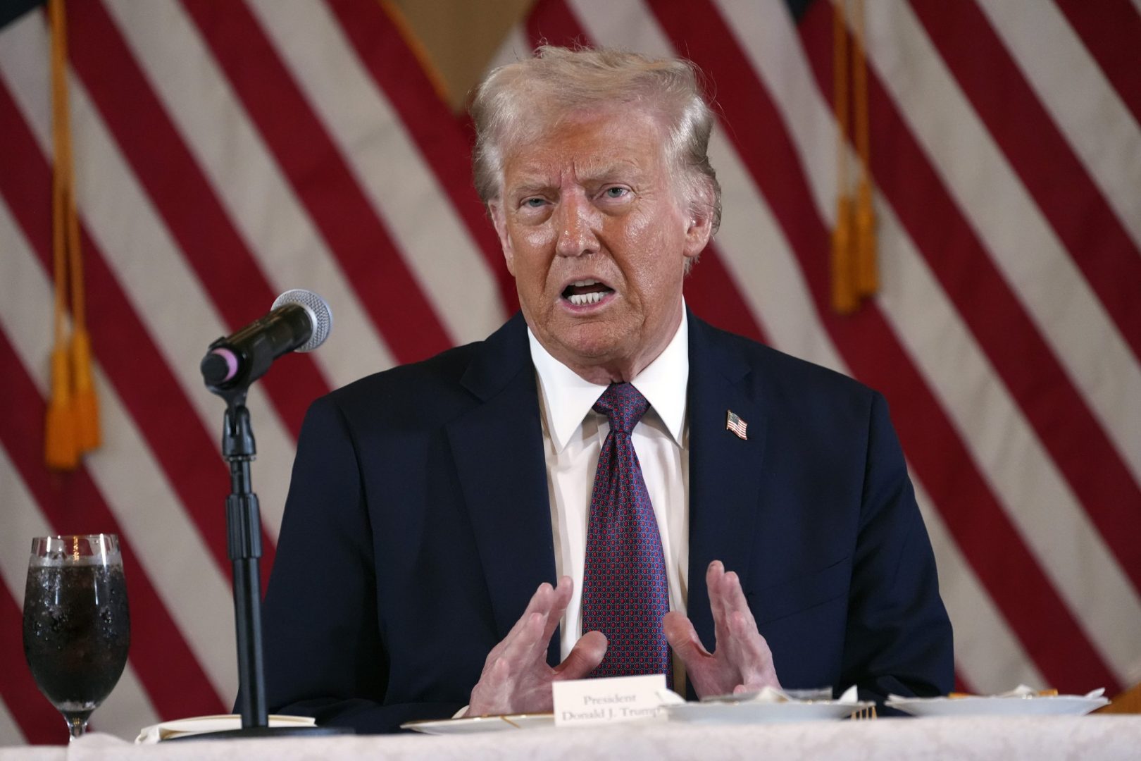 Trump confirma que en las ciudades con gobiernos demócratas duplicará las redadas migratorias en las ciudades
