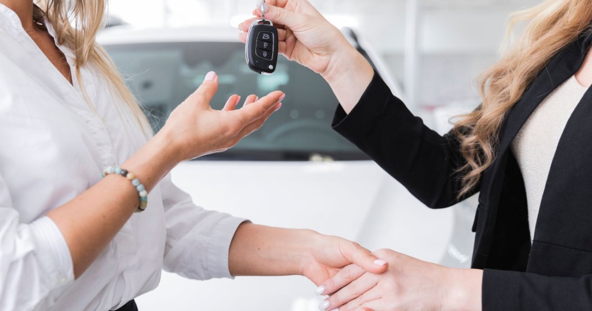 ¿Por qué es mejor comprar un automóvil que junio?