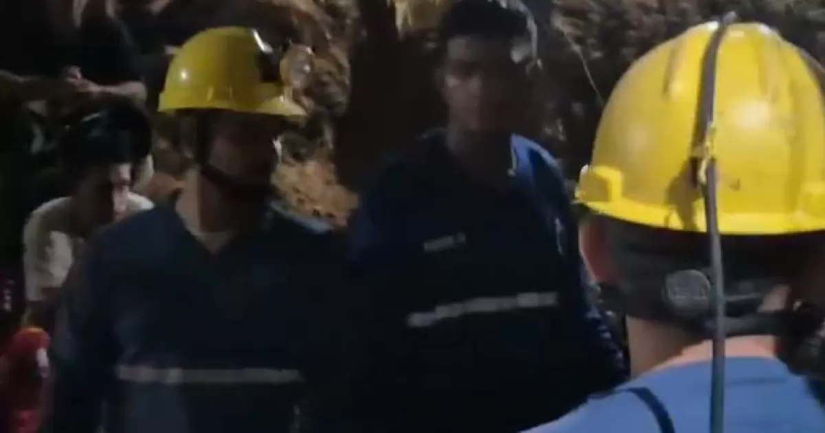 Ahorran 18 mineros atrapados en medicamentos en vivo