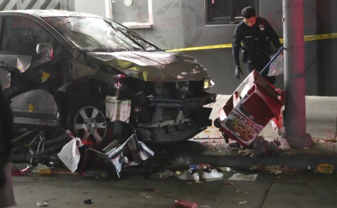 Auto embiste y 30 personas han resultado gravemente heridas