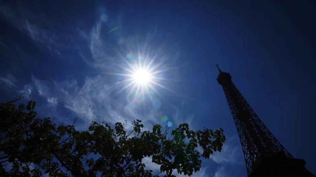 Batalla de la temperatura máxima en Europa y cerrando parcialmente el estreno de la Torre Eiffel