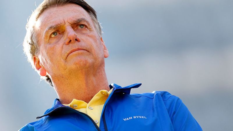 Buscaron en la casa del ex presidente Brasil Jair Bolsonar y le ordenaron usar un tobillo electrónico