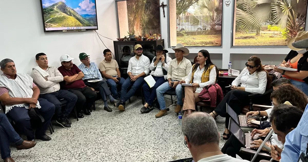 El gobierno y los récotos firman un acuerdo que finaliza el desempleo