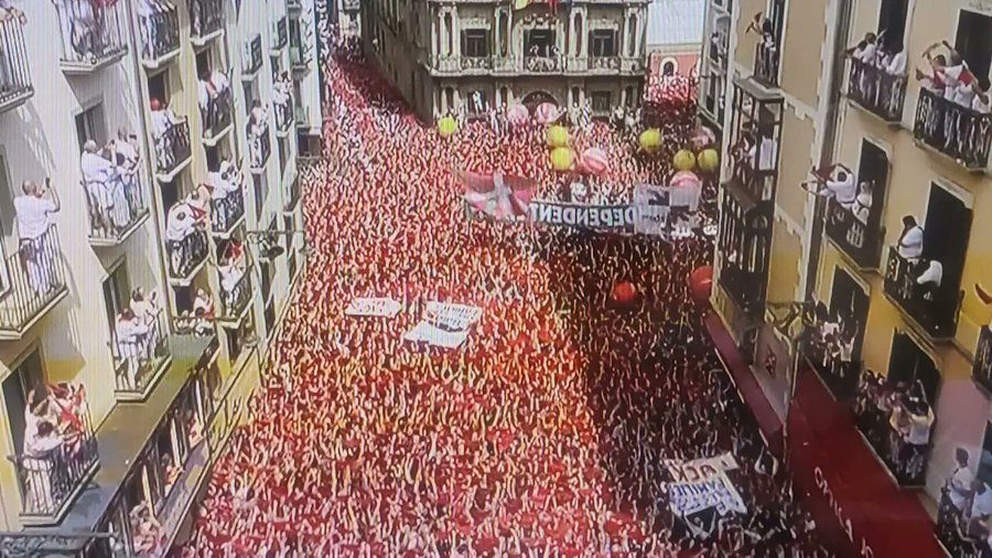 En Pamplona, ​​la fiesta de San Fermín comenzó con un enorme chupinaaz