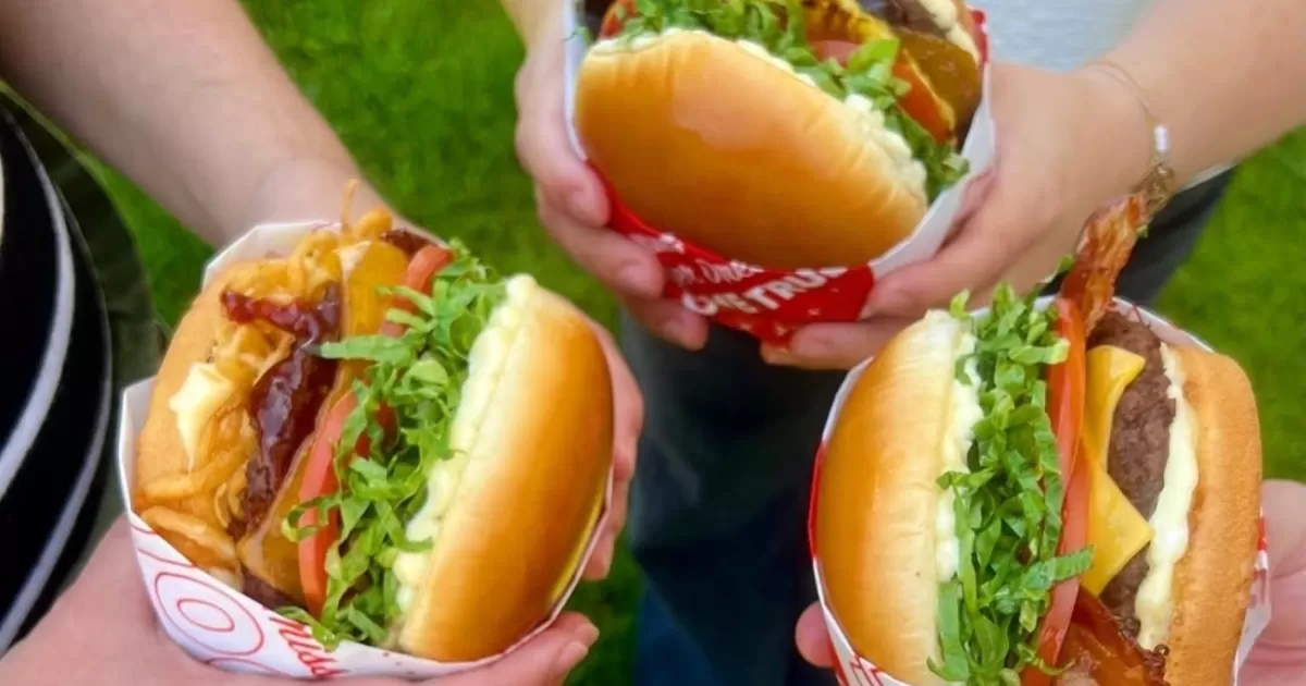 La cadena de hamburguesas cierra localmente y congela sus precios