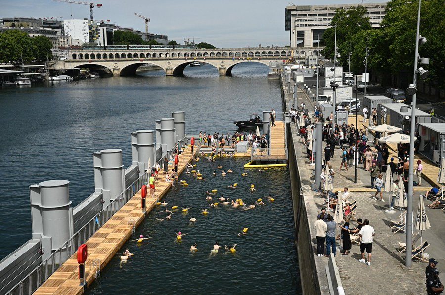 Los parisinos toman una caída histórica en el río Sena después de más de un siglo