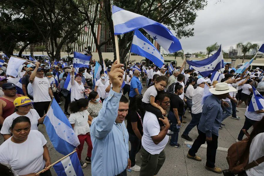 Marcha hondureña en defensa de la democracia y contra el presunto abuso electoral
