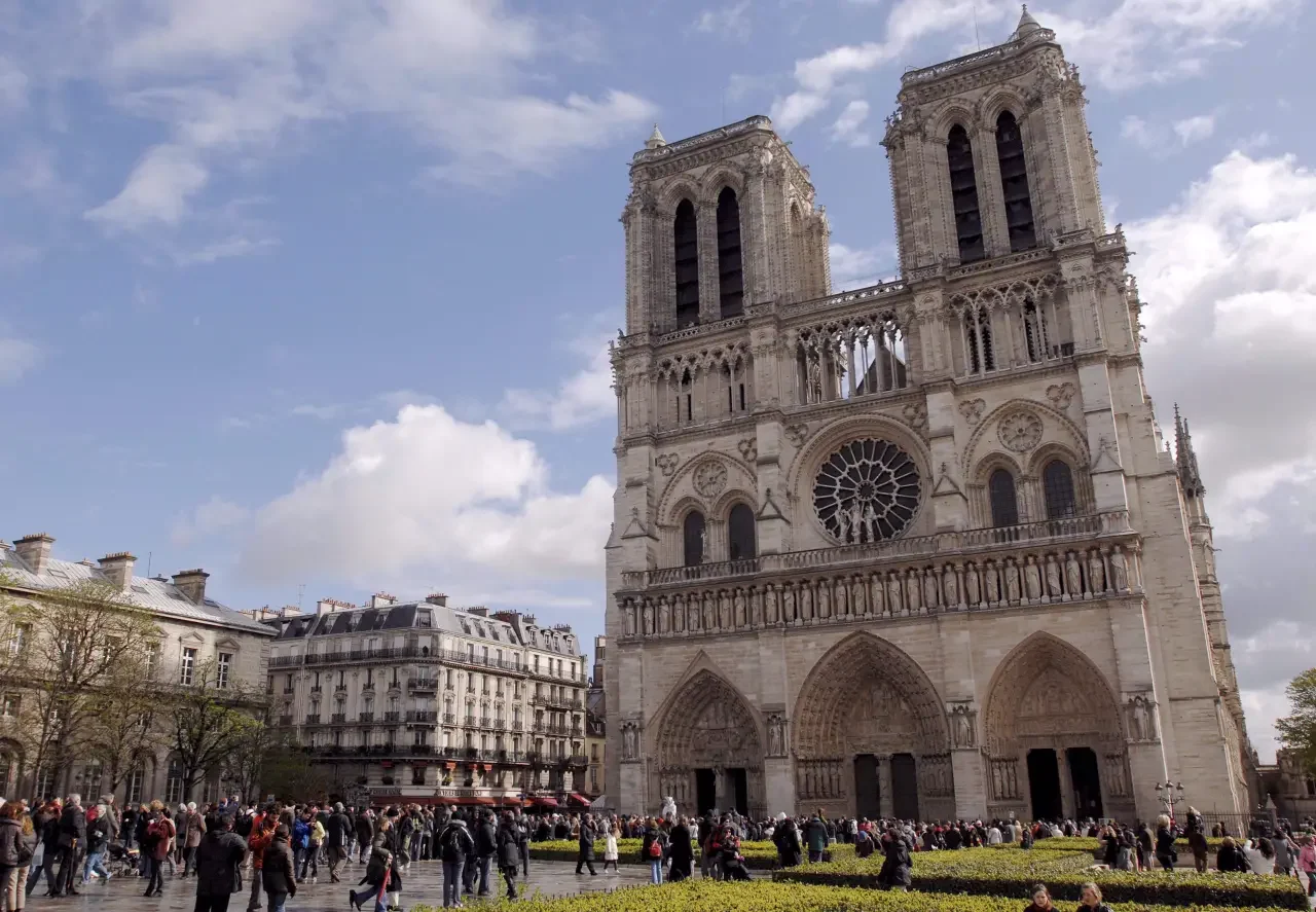 Notre Dame recupera estatuas que adornan la base de la aguja después de seis años de fuego