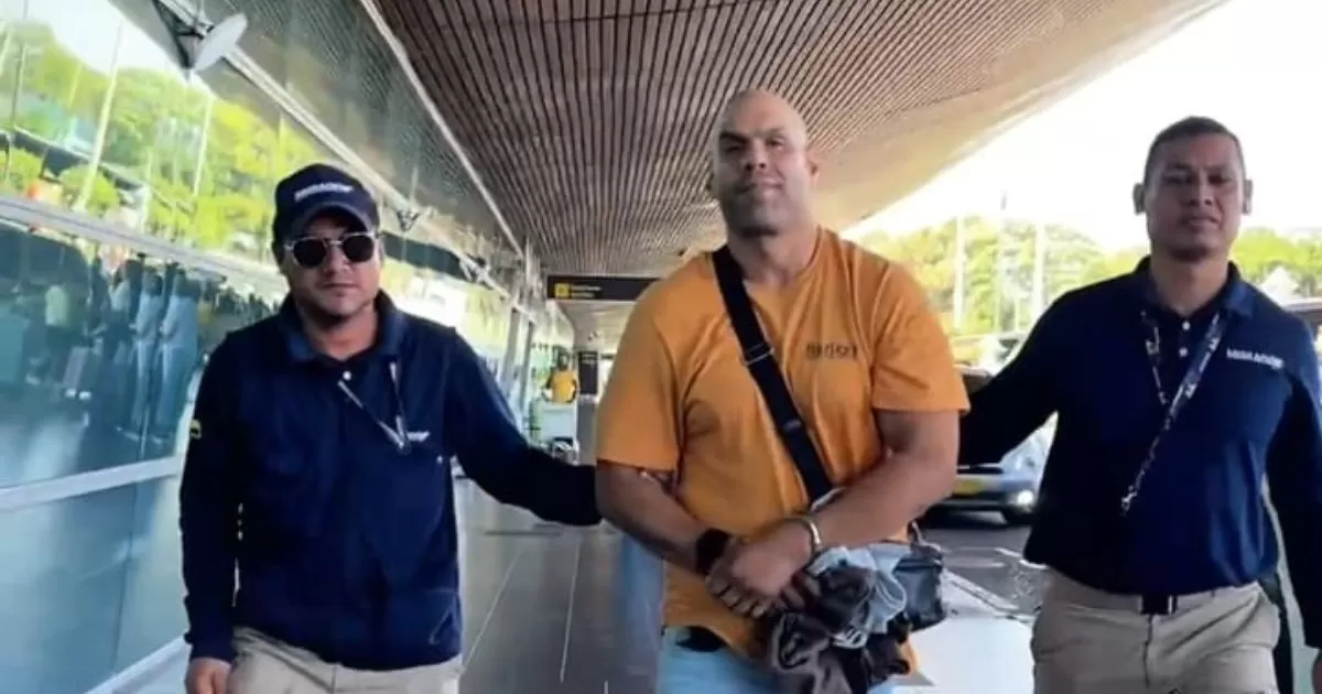 Son arrojados del suelo, un extraño para causar caos en el aeropuerto